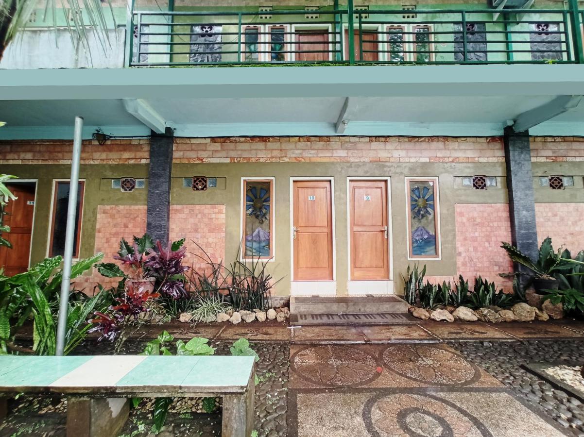 Oyo 90093 Dw Hotel Malang Exterior foto